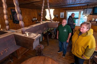 „Einfach nur dreist“: Diebe räumen uriges Försterhäusel im Erzgebirge aus - Anneli und Gert Walther und Vereinschef Eckhard Oettel (hinten) im Försterhäusel.