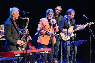 „Einfach nur geil“: Beim Konzert von Uschi Brüning und Günther Fischer in Bad Elster ist der Geist von Manfred Krug stets dabei - Günther Fischer (links am Saxofon) begeisterte mit seinem Quintett beim gemeinsamen Auftritt mit Uschi Brüning (Mitte) im ausverkauften König-Albert-Theater Bad Elster.