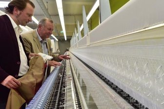 Einfach Spitze! - Marco und Dietrich Wetzel (rechts) in der neuen Stickerei in Plauen. Sie läuft im Probebetrieb.