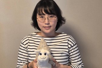 „Einfach süß und ungewöhnlich“: Wie eine Plüschschnecke aus dem Erzgebirge eine junge Frau in Japan glücklich macht - Yurie Tamama wollte eine Plüschschnecke aus dem Online-Shop des Auer Tierparks haben und hat sie bekommen. Nun lebt „Schneck“ in Japan.