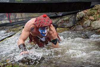 "Einfach Wahnsinn!" - Eine Stadt wird zum Hindernisparcours - Durch den eiskalten Bach, unter einem Hindernis hinweg: 24 Kilometer müssen die Teilnehmer zurücklegen.