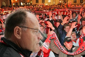 „Einfach Wahnsinn“: Gunnar Leidborg über den Aufstieg des ETC Crimmitschau im April 2006 - Trainer Gunnar Leidborg führte den ETC in der Saison 2005/06 zum Aufstieg. Danach gab es eine große Party auf dem Marktplatz.