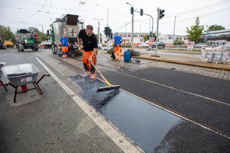 Einfacher und effizienter ab September? Alles, was Sie zum neuen Plauener Straßenbahnnetz wissen müssen - Die Schienen von der neuen Elsterbrücke sind angebunden. Bis zum Wochenende soll der Deckenschluss fertig sein.