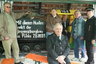 
              <p class="artikelinhalt">Otto Thiele, Wolfgang Zimmermann, Helmut Leupold, Christian Halank, Frank Weißflog (v. l.) und Günter Scheffel (vorn) an einem der Hunte, die am 28. Juni 1991 als letzte den Schacht in Pöhla verließen. </p>
            