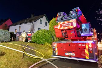 Einfamilienhaus im Erzgebirge gerettet – Ermittlungen wegen Brandstiftung - Die Feuerwehr wurde am Montagmorgen in den Stollberger Ortsteil Raum alarmiert.