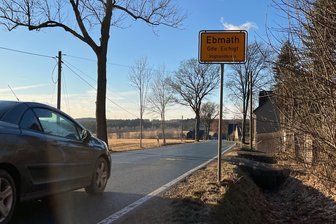 „Einflugschneise“ für Raser in Ebmath: Tempo 30 für diese Straße im Vogtland gefordert - Über Ebmath führt im Sommer die Umleitung zur B-92-Vollsperrung vor Bad Brambach. Bürger-Wunsch: Dann Tempo 30 im Ort.