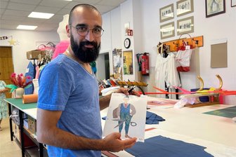 Eingebürgerter Modedesigner träumt von eigenen Kreationen auf der Zwickauer „Fashion Night“ - Zakaria Matar in der Kostümschneiderei des Theaters Plauen-Zwickau mit einem Entwurf für das Musical „Snow White and me“.