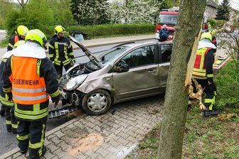 Eingeklemmte Person bei Unfall in Schneeberg befreit - Ein Auto stürzt am Dienstag einen Hang in Schneeberg hinunter und prallt gegen einen Baum.