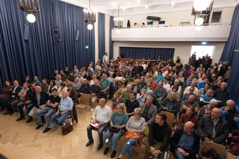 Eingemeindung: Bad Brambacher fordern Sicherheiten - Die Festhalle Bad Brambach war zur Einwohnerversammlung zum Thema mögliche Eingemeindung nach Bad Elster überfüllt.