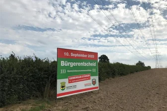 Eingemeindung ja oder nein? Taura vor der Qual der Wahl - Auf Plakaten, hier am Ortseingang vom Tauraer Ortsteil Köthensdorf-Reitzenhain, wird für den Zusammenschluss geworben. Es gibt aber auch Gegner, die die Eingemeindung mit einer Plakataktion ablehnen.