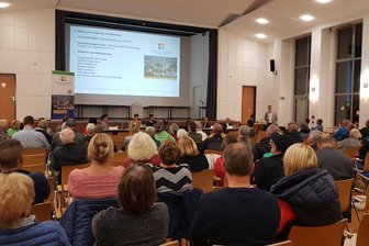 Eingemeindung von Bad Brambach: Diese roten Linien zieht Bad Elster - Die Einwohnerversammlung von Bad Elster am Montagabend in der Aula der Grundschule war gut besucht. Infos gab es auch zur Bürgerstiftung.