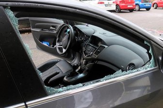 Eingeschlagene Autoscheiben in Chemnitz: Über 40 Fälle registriert - was das die Betroffenen kostet - In der Nacht zum Freitag wurden im Stadtgebiet dutzende Autofenster eingeschlagen.