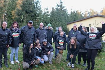 Eingeschworene Truppe will auch in diesem Jahr Gutes tun - Heike Streit (rechts) mit ihren Vereinsmitgliedern in Waldfrieden. Die dortige Erholungseinrichtung ist ihr Vereinsdomizil. 
