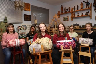 Eingestaubt? Wieso junge Menschen im Erzgebirge alte Handwerkskunst erlernen wollen - Ein Teil der jungen Klöpplerinnen von Thum: Katharina, Amy, Hermine, Marleen, Lea und Linnea (v. l.).