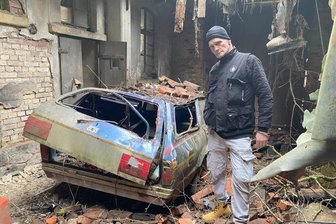 Eingestürzte Pantoffelfabrik in Wilkau-Haßlau: Eigentümer wehrt sich gegen Abriss - Mario Benik in seiner Garage vor einem Oldtimer. Schon einmal waren Teile des Hauses eingestürzt.