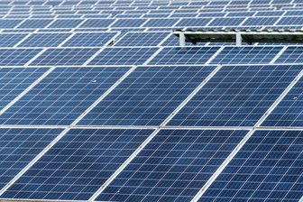 „Eingriff in die Persönlichkeitsrechte“: Pockau-Lengefeld spricht sich gegen Bau von Photovoltaikanlage aus - Aus 26.000 Modulen soll die PV-Anlage in Lippersdorf bestehen, die eine Münchener Firma errichten möchte. Ob sie allerdings jemals gebaut wird, steht nach der jüngsten Pockau-Lengefelder Stadtratssitzung in den Sternen.