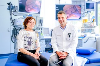 Eingriff in Sachsen geglückt: Neuer OP-Roboter Hugo entfernt faustgroßen Darmtumor minimalinvasiv - Alles gut verlaufen: Darmkrebs-Patientin Marita Grellmann aus Meißen bei der Nachkontrolle mit Chirurg Professor Dr. Marius Distler am Uniklinikum Dresden.