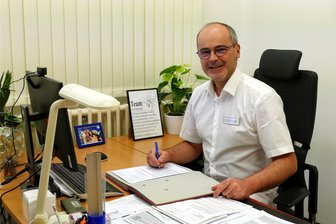 Eingriffe an Wirbelsäule, Schulter und Becken: Neuer Chefarzt steht in Zschopau von früh bis abends im OP-Saal - Dr. Zeqir Ferati, Chefarzt der Klinik für Orthopädie und Unfallchirurgie, an seinem Schreibtisch.