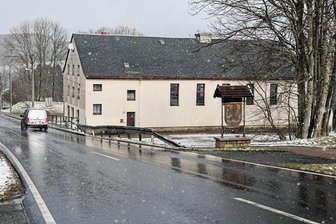 Einheimische kauft alte Turnhalle in Jahnsbach - Die Jahnsbacher Turnhalle liegt direkt an der Geyerschen Straße. Der Stadtrat von Thum hat jetzt über den Verkauf entschieden.