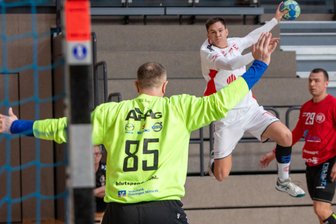 Einheit-Handballern gelingt Revanche und der Sprung auf Tabellenrang 4 - Plauens Adam Janasek beim Torwurf gegen Suhl.