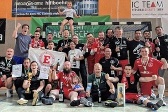Einheit schnuppert an der Sensation - Trotz der 24:26-Niederlage im Endspiel um den Bezirkspokal hatten die Handballer des HC Einheit Plauen II nach einer starken Mannschaftsleistung allen Grund zum Feiern.