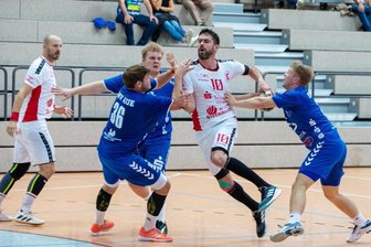 Einheit setzt Achtungszeichen - Plauens Petr Linhart (Nummer 10) überragte mit sieben Treffern beim Auftaktsieg des HC Einheit gegen EHV Aue II.