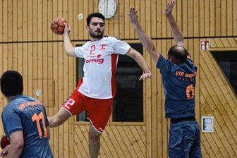 Einheit zeigt Auswärtsstärke - Gian-Luca Corda (am Ball) ist meist in der zweiten Mannschaft des HC Einheit Plauen zu Hause. Am Sonntag war er in der Oberliga im Einsatz und machte seine Sache dort richtig gut.