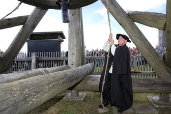 Einheitsläuten: Wie es mit der Friedensglocke auf dem Fichtelberg weitergeht - Türmer Gerd Schlesinger läutet letztmalig die alte Friedensglocke zum Tag der deutschen Einheit.