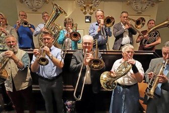Einhundert Jahre musikalisches Gotteslob - Mitglieder des Posaunenchores der Jakobikirche. Ganz rechts der frühere Leiter Gottfried Krüger. Sein Nachfolger Rüdiger Albrecht steht in der vorderen Reihe (2. v. l.).