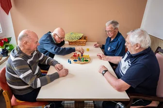 „Einige Freundschaften sind erhalten geblieben“: Senioren finden neues Zuhause in betreuter Wohngemeinschaft in Rochlitz - Dieter Spreer (rechts) und Manfred Jörss (2.v.r.) kommen mit ihren Nachbarn zu einer Runde „Mensch ärgere dich nicht“ zusammen.