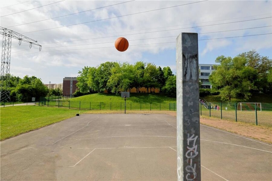 Einigung auf dem Meeraner Basketballplatz - doch das Spiel ist noch nicht zu Ende - Der Mast am Basketballplatz am Hermann-Löns-Weg in Meerane steht schon. Am Dienstag sollen Korb und Halteplatte folgen.