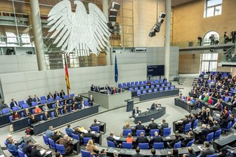 Einigung auf Finanzpaket: Der Milliardendeal - Um das milliardenschwere Schuldenpaket von Schwarz-Rot auf den Weg zu bringen, muss der alte Bundestag Grundgesetzänderungen mit Zweidrittelmehrheit beschließen.