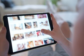 Einigung: EU will KI für Missbrauch-Deepfakes verbieten - Deepfake-Pornos sind zu einem wachsenden Problem geworden. (Symbolbild)