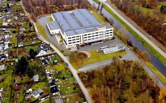 Einigung für flussnahen Radweg-Verlauf in Plauen platzt - Auf diesem Weg soll künftig der Radweg an der früheren Plauener Gardine vorbei geführt werden. Eine offizielle Streckenführung auf der Zufahrtsstraße zum Fabrikgelände und im Anschluss über die Panzerbrücke wie bislang scheiterte.
