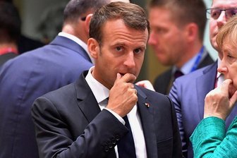 Einigung im Asylstreit: Das bedeutet der Durchbruch von Brüssel - Ernste Gesichter bei Frankreichs Präsidenten Emmanuel Macron und Bundeskanzlerin Merkel (CDU) in Brüssel. Um eine Regierungskrise zu vermeiden, brauchte die Kanzlerin einen Erfolg bei dem Treffen.
