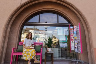 Einjähriges im Café am Waldenburger Markt: Zum Geburtstag startet spektakuläre Aktion - Susann Hoffmann vor ihrem Laden am Waldenburger Markt.