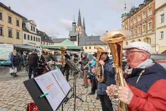 Einkauf mit Blasmusik beim Burgstädter Heimatmarkt - Eine Bläsergruppe aus Großschirma spielt beim Heimatmarkt.