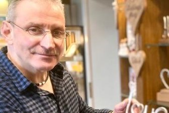 Einkauf ohne Nachweis: Händler noch skeptisch - Gunnar Zeeh, Inhaber des Geschenke-Ecks in Aue, hofft, dass es wieder aufwärts geht. Doch mit sprunghaft mehr Kundschaft rechnet er trotz Wegfall der G-Regeln für den Einzelhandel vorerst nicht. 