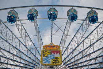 Einkauf von Bratwurst und Wodkagläsern eskaliert: Zwei betrunkene Vogtländer suchen Streit beim Hofer Volksfest - Beim Hofer Volksfest haben auch die Vogtländer meist viel Spaß.