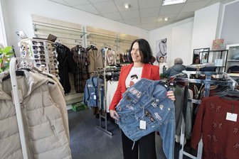 Einkaufen im Erzgebirge: Warum eine gestandene Geschäftsfrau noch einmal neu durchstartet - Seit mehr als 15 Jahren verkauft Eileen Böttcher mit ganz viel Herz italienische Mode in Annaberg – in ihrem Geschäft an der Buchholzer Straße.