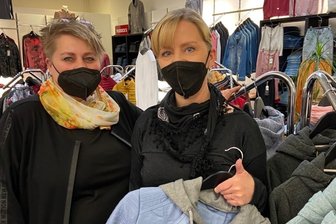Einkaufen in der Krise: Beim Geldausgeben regiert die Vorsicht - Bezeichnen das Einkaufsverhalten der Kunden derzeit als eher verhalten: Mandy Schalek-Richter (links), Centermanagerin des Lugauer Paletti-Parks, und Geschäftsinhaberin Iris Feller.