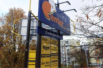 Einkaufen in Zwickau-Neuplanitz: Hat das Planitz-Center ausgedient? - Einkaufen bei Schlecker? Geht schon seit 2012 nicht mehr. Auch fast alle anderen Firmen, für die am Eingang des Planitz-Centers geworben wird, sind dort schon lange ausgezogen.