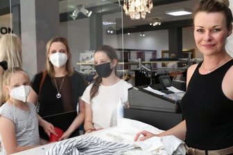 Einkaufen ohne Corona-Test: Lockt das mehr Kunden an? - Anja Lehmann von der Fashion Lounge in Schwarzenberg (rechts) freut sich, dass sie Stammkunden wie Anna-Katharina Neubert und ihre Töchter wieder zum Einkauf begrüßen darf - jetzt auch ohne Test.