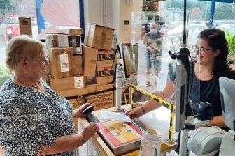 Einkaufen ohne Maske für viele in Flöha noch ungewohnt - Kundin Monika Löffler (li.) und Mitarbeiterin Sandra Oehme im Blumenladen "La Flora", der auch Postannahmestelle und Lottoladen ist.