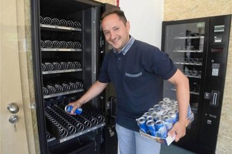 Einkaufen rund um die Uhr: In Auerbach öffnet der erste Automaten-Laden - Hat bis zum Start am Samstag noch gut zu tun: Norman Vogel bestückt einen der vier Verkaufsautomaten im 24/7-Laden am Auerbacher Neumarkt.
