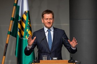 Einkaufen und Bahnfahren nur noch mit Mundschutz erlaubt - Michael Kretschmer - Ministerpräsident