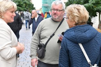 Einkaufen und Essen gehen: Wie toll ist Freiberg? - Jörg Hemelt befragt im Auftrag des Instituts für Handelsforschung die Freiberger zu ihrem Besuch in der Innenstadt. Start für die Studie ist am Donnerstag gewesen. Dr. Sarah Strugale, Referentin der IHK (l.), war bei den ersten Gesprächen mit Passanten dabei. 