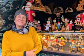 Einkaufen Vieles wird teurer - wie reagieren Besucher auf dem Freiberger Christmarkt? - „Weniger Geld geben die Leute nicht aus. Sie wählen aber bewusster“: Gabriele Stopka verkauft erzgebirgische Volkskunst auf dem Christmarkt in Freiberg.