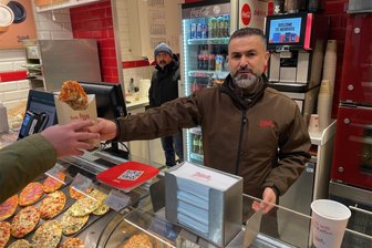 Einkaufsbahnhof in Chemnitz am Streiktag ohne Zugverkehr: Wie läuft das? - Azad Ali Habeeb hat seine Ditsch-Backfiliale am Freitag wie jeden Morgen um 6 Uhr aufgemacht. Viel los war wegen des Streiks aber nicht.