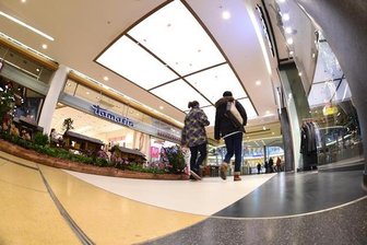 Einkaufsgalerie macht alles neu: Decken, Boden, Bänke - Die Musterfläche in der Galerie Roter Turm: Heller Fußboden, helles Deckensegel - so soll das Einkaufszentrum künftig aussehen.